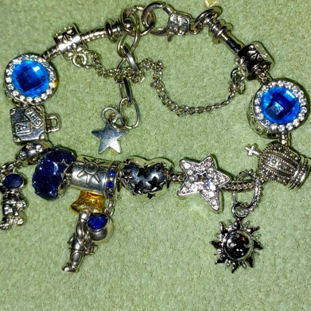Blue Spaceman Bracelet - Picture 5 of 7